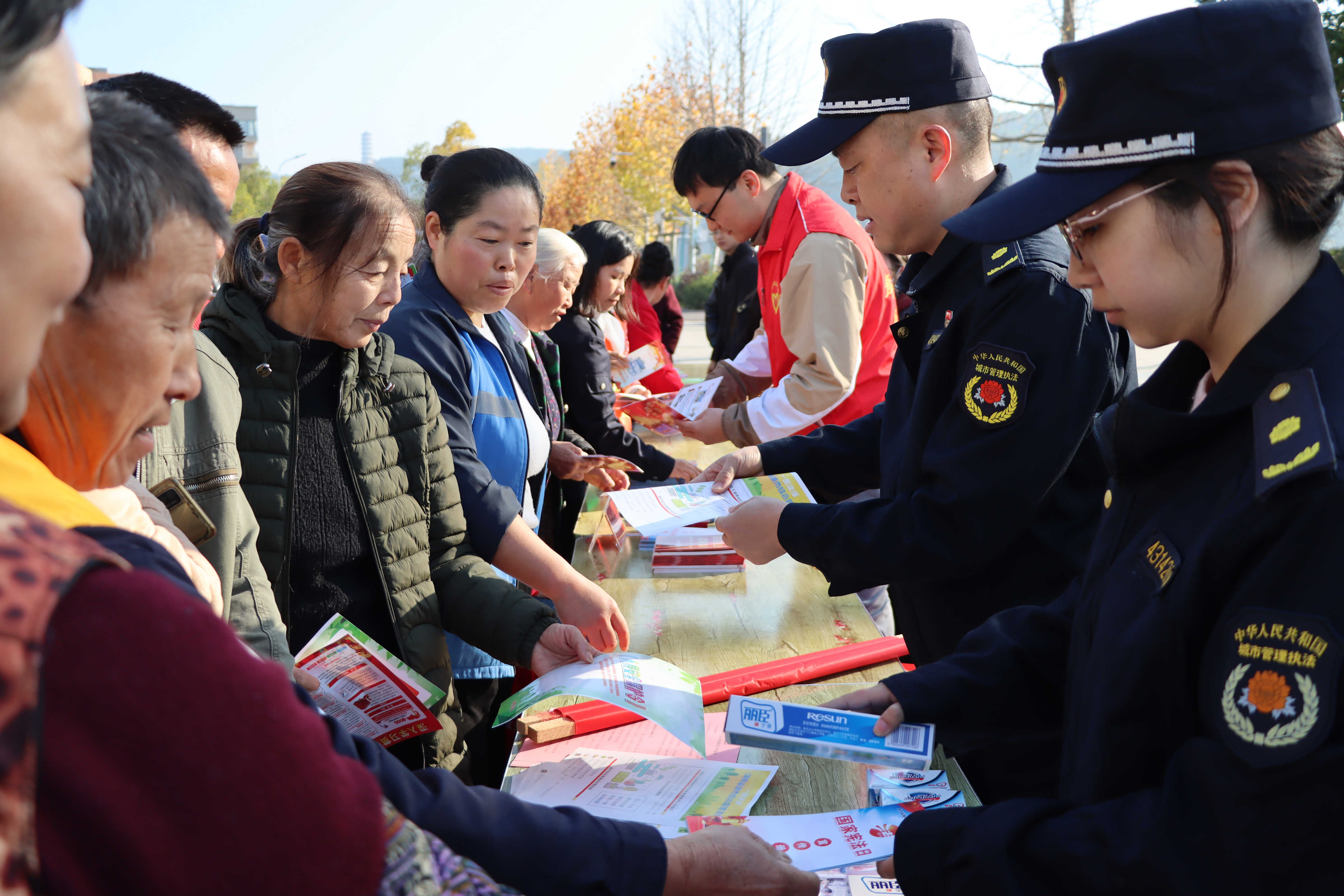 泸溪县城市管理和综合执法局联合多部门开展宪法日宣传活动