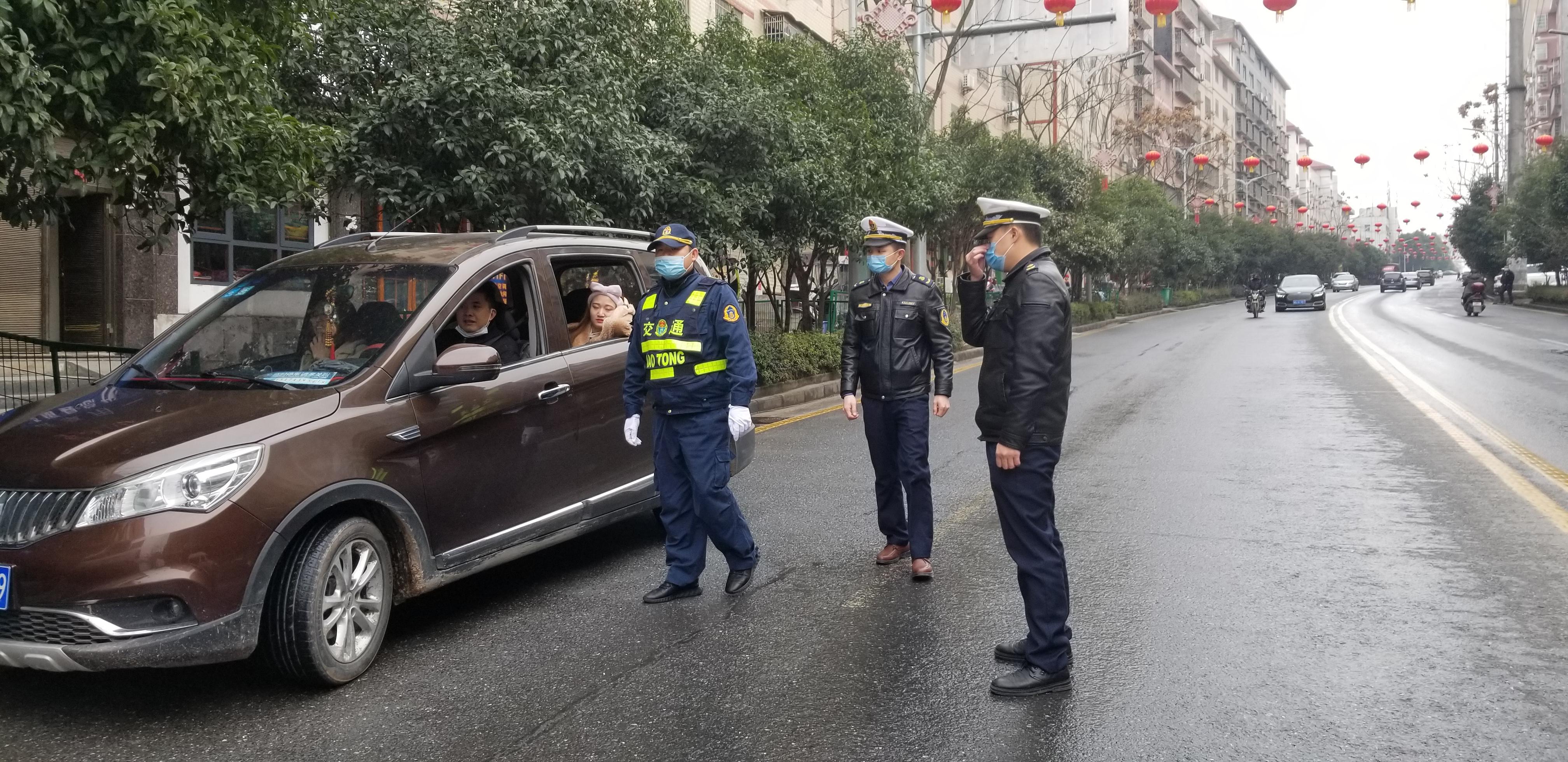 图为配合运管部门在县城查处非法营运车辆