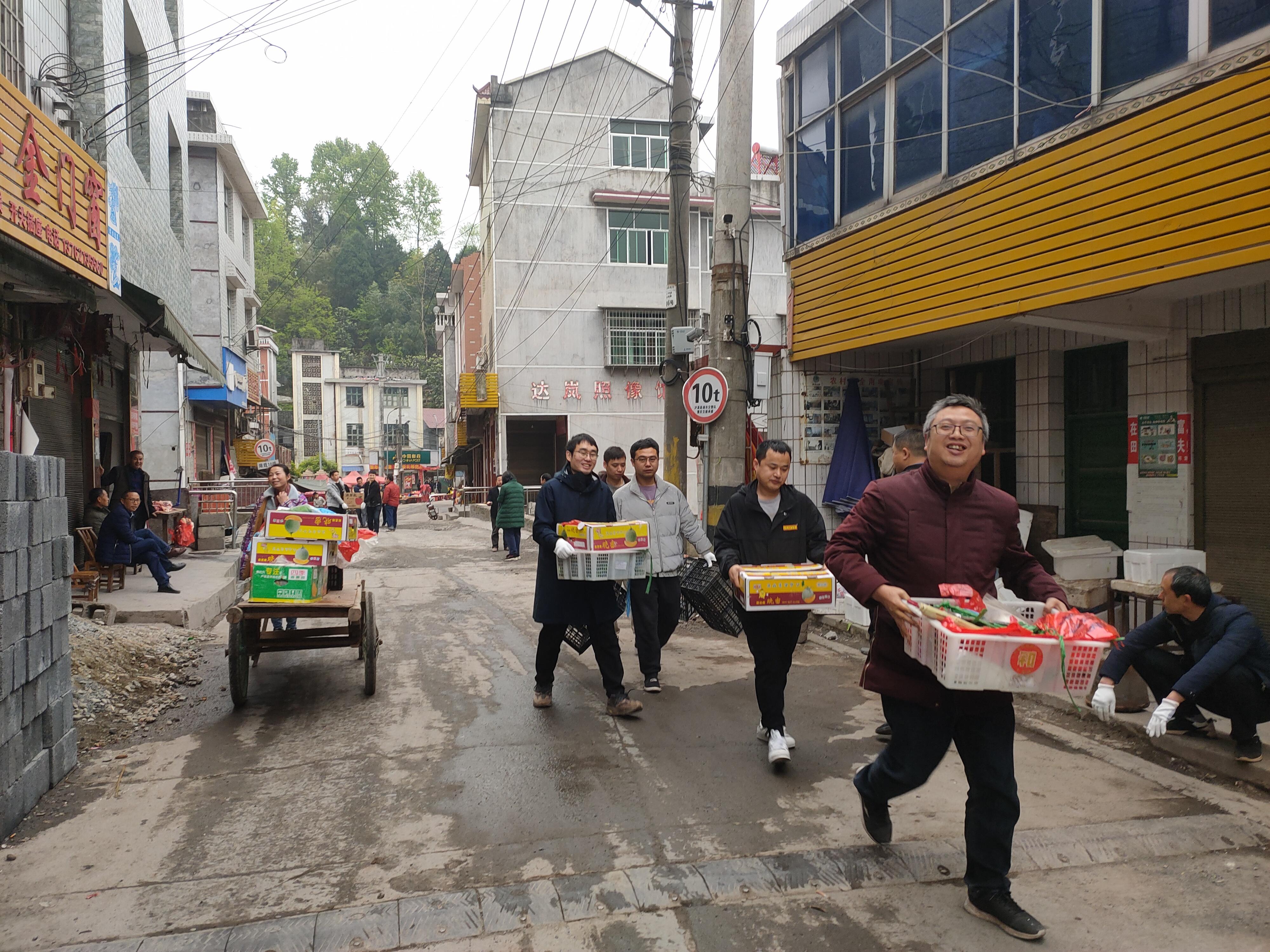 泸溪县达岚镇持续推进马路市场整治规范经营行为