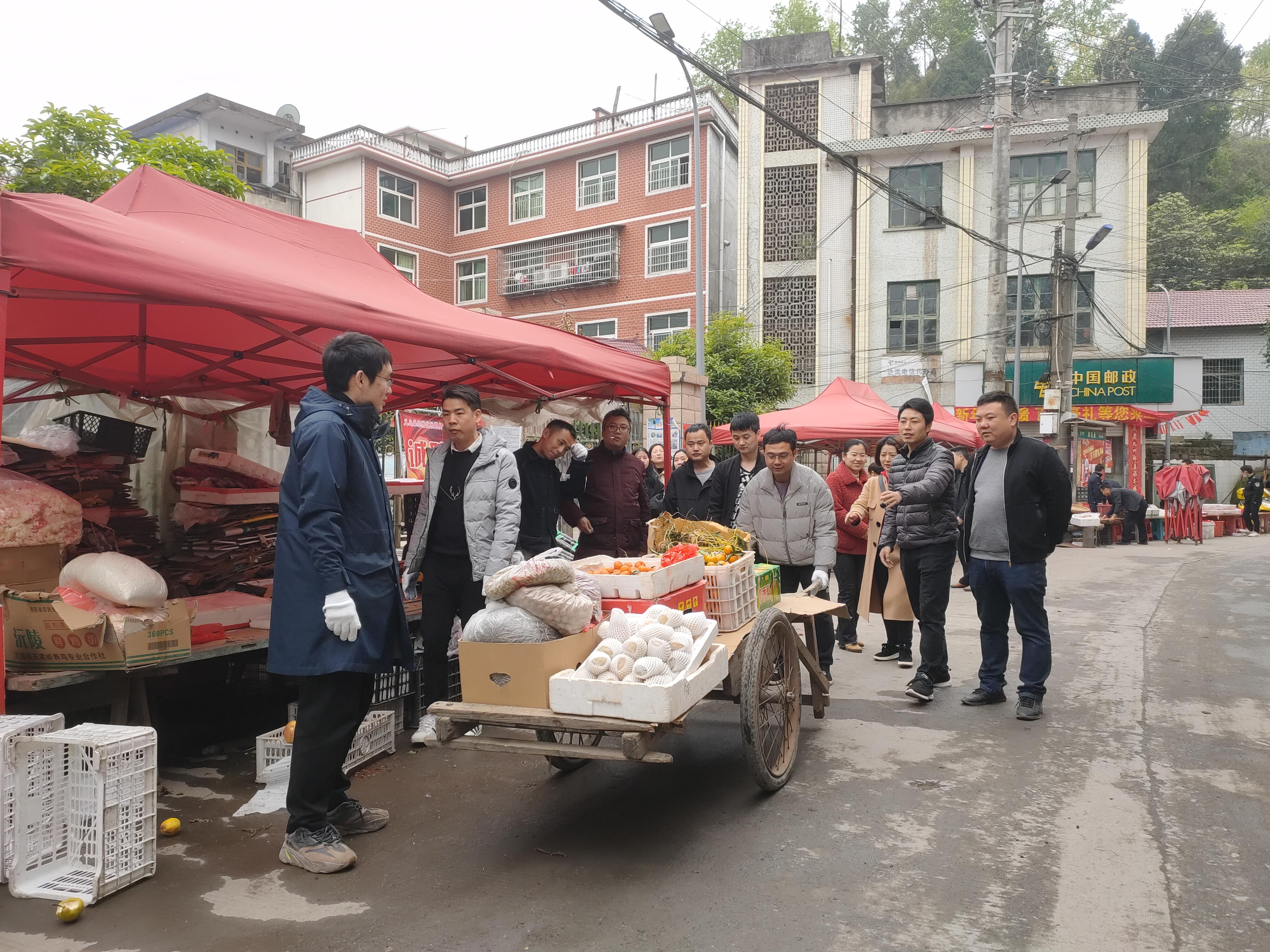 泸溪县达岚镇持续推进马路市场整治规范经营行为