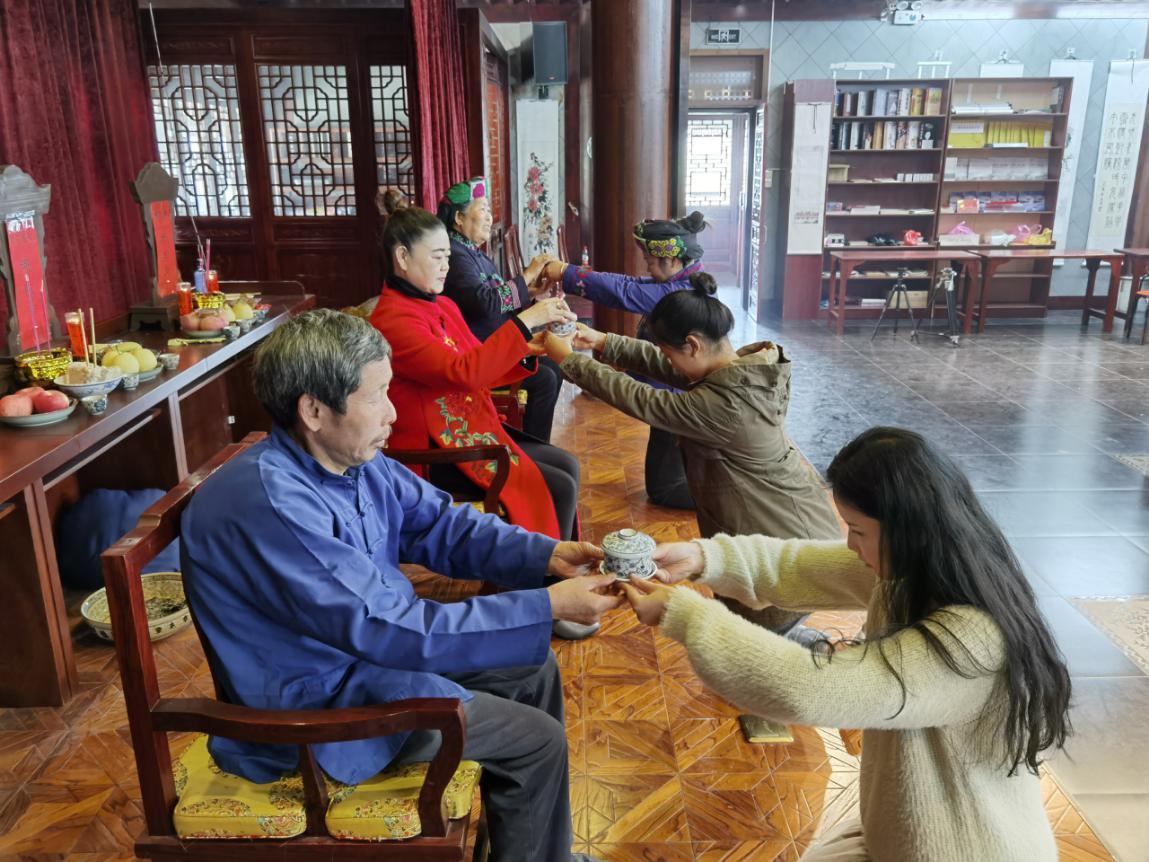 泸溪县多名青年拜师学艺成为非遗项目衣钵传人