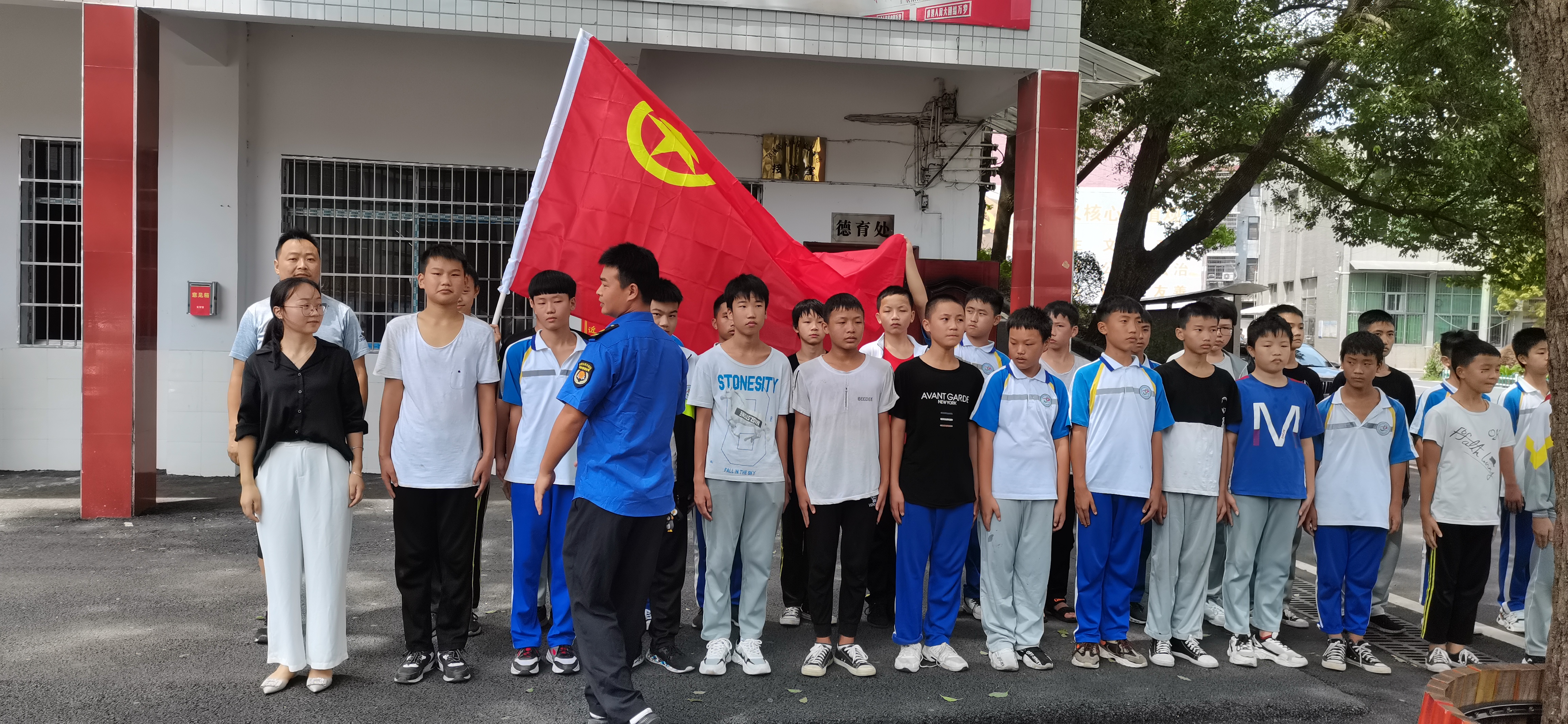 泸溪县五中与环卫所联合开展环境卫生义务清扫活动