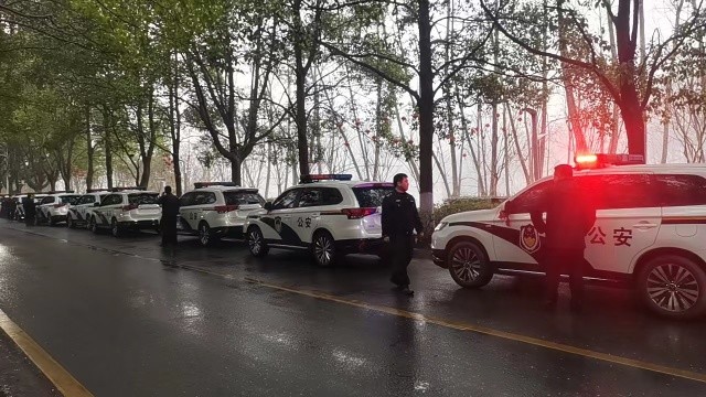 泸溪县公安局向基层派出所集中配发12台警车